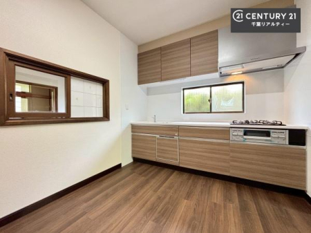 �L�b�`�� ��Ƃ肠�钲���X�y�[�X�ō�Ƃ����₷�����K�ȃL�b�`���ł��I
���q�l�ƈꏏ�ɂ��َq������y���߂�L�X�X�y�[�X�ł��B�y�����������ԂɂȂ肻���ł��ˁI