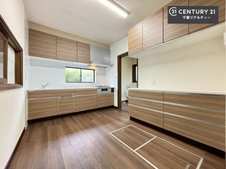 �L�b�`�� ��Ƃ肠�钲���X�y�[�X�ō�Ƃ����₷�����K�ȃL�b�`���ł��I
���q�l�ƈꏏ�ɂ��َq������y���߂�L�X�X�y�[�X�ł��B�y�����������ԂɂȂ肻���ł��ˁI