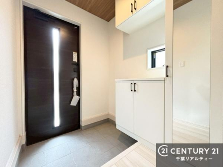 ���� ���ւ̃V���[�Y�{�b�N�X�́A���[�͗ǍD�ŌC���������萮���ł��邾���łȂ��A�㕔������I�Ƃ��Ċ��p�\�B���C�ɓ���̏�����O���[����u���΁A���q���}���邨�����ȋ�ԂɎd�オ��܂��I