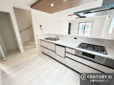 �L�b�`�� ��Ƃ肠�钲���X�y�[�X�ō�Ƃ����₷�����K�ȃL�b�`���ł��I
���q�l�ƈꏏ�ɂ��َq������y���߂�L�X�X�y�[�X�ł��B�y�����������ԂɂȂ肻���ł��ˁI