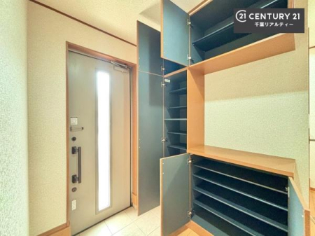���� �V���[�Y�{�b�N�X�t���B���ւ��Еt�����|�������₷���ł��I
�X�b�L���������ւŌ˂��J�����u�ԁA�������̂���S�n������Ԃ��o�}���Ă���܂��B