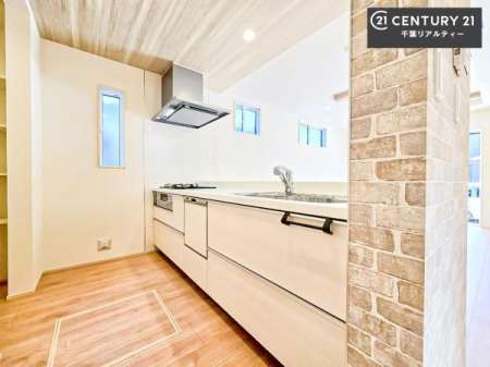 �L�b�`�� ��Ƃ肠�钲���X�y�[�X�ō�Ƃ����₷�����K�ȃL�b�`���ł��I
���q�l�ƈꏏ�ɂ��َq������y���߂�L�X�X�y�[�X�ł��B�y�����������ԂɂȂ肻���ł��ˁI