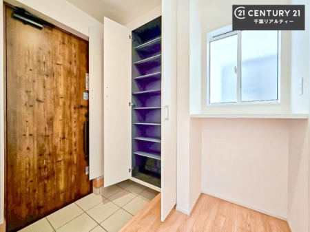 ���� �V���[�Y�{�b�N�X�t���B���ւ��Еt�����|�������₷���ł��I
�X�b�L���������ւŌ˂��J�����u�ԁA�������̂���S�n������Ԃ��o�}���Ă���܂��B