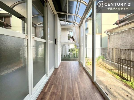�o���R�j�[ �z������̗ǂ��e���X�ŁA�����󕨂��悭���������ł��ˁI�J�̓��ł����S�ȉ����t���ł��I
���V�C�̗ǂ����ɂ̓e���X�֏o�ă��t���b�V������̂��C�����悳�����ł��B