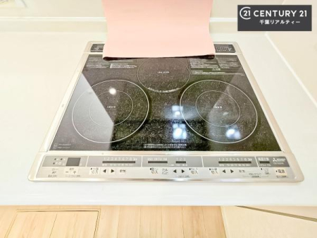 �L�b�`�� H�N�b�L���O�q�[�^�[���̗p�����L�b�`���́A�΂��g��Ȃ����߈��S���Ă��g�����������܂��B�\�ʂ��t���b�g�ł����������₷���A��������T�b�Ɛ@������̂��������|�C���g�B