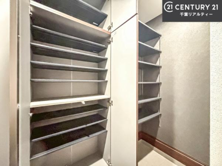���� �V���[�Y�{�b�N�X�t���B���ւ��Еt�����|�������₷���ł��I
�X�b�L���������ւŌ˂��J�����u�ԁA�������̂���S�n������Ԃ��o�}���Ă���܂��B