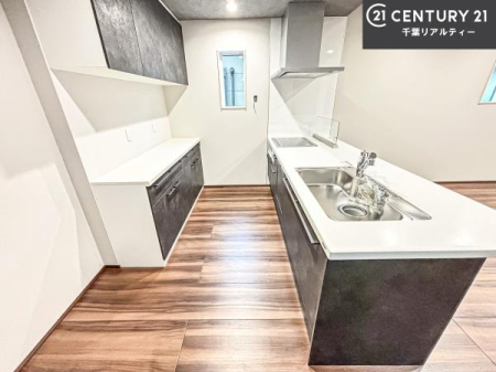 �L�b�`�� ��Ƃ肠�钲���X�y�[�X�ō�Ƃ����₷�����K�ȃL�b�`���ł��I
���q�l�ƈꏏ�ɂ��َq������y���߂�L�X�X�y�[�X�ł��B�y�����������ԂɂȂ肻���ł��ˁI