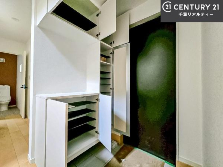 ���� �V���[�Y�{�b�N�X�t���Ȃ̂ŁA���ւ��Еt�����|�������₷���ł��I
�X�b�L���������ւŌ˂��J�����u�ԁA�������̂���S�n������Ԃ��o�}���Ă���܂��B