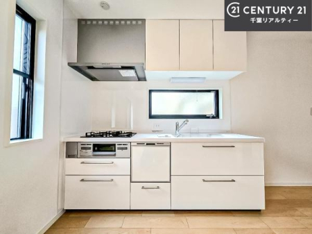 �L�b�`�� ��Ƃ肠�钲���X�y�[�X�ō�Ƃ����₷�����K�ȃL�b�`���ł��I
���q�l�ƈꏏ�ɂ��َq������y���߂�L�X�X�y�[�X�ł��B�y�����������ԂɂȂ肻���ł��ˁI