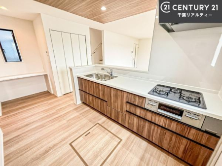�L�b�`�� ��Ƃ肠�钲���X�y�[�X�ō�Ƃ����₷�����K�ȃL�b�`���ł��I
���q�l�ƈꏏ�ɂ��َq������y���߂�L�X�X�y�[�X�ł��B�y�����������ԂɂȂ肻���ł��ˁI
