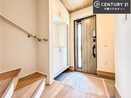 ���� �V���[�Y�{�b�N�X�t���B���ւ��Еt�����|�������₷���ł��I
�X�b�L���������ւŌ˂��J�����u�ԁA�������̂���S�n������Ԃ��o�}���Ă���܂��B
