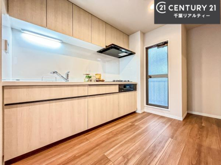 �L�b�`�� ��Ƃ肠�钲���X�y�[�X�ō�Ƃ����₷�����K�ȃL�b�`���ł��I
���q�l�ƈꏏ�ɂ��َq������y���߂�L�X�X�y�[�X�ł��B�y�����������ԂɂȂ肻���ł��ˁI