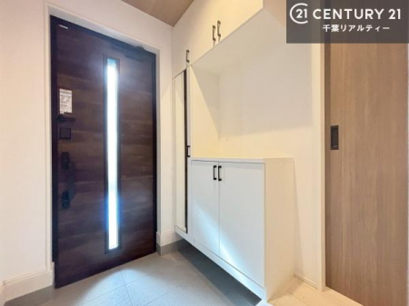 ���� ���ւ̃V���[�Y�{�b�N�X�́A���[�͗ǍD�ŌC���������萮���ł��邾���łȂ��A�㕔������I�Ƃ��Ċ��p�\�B���C�ɓ���̏�����O���[����u���΁A���q���}���邨�����ȋ�ԂɎd�オ��܂��I