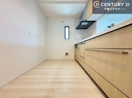 �L�b�`�� ���[�X�y�[�X���[�����Ă���A�L�b�`���܂�����������ƕۂ��Ȃ���A�L�X�Ƃ��������X�y�[�X���m�ہB���K�ȍ�Ɗ��ŁA�����̂����������X���[�Y�ɂ͂��ǂ�܂��B
