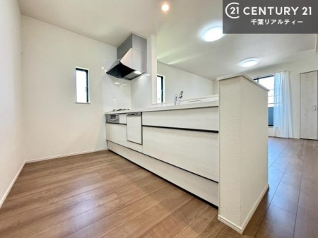 �L�b�`�� ��Ƃ肠�钲���X�y�[�X�ō�Ƃ����₷�����K�ȃL�b�`���ł��I
���q�l�ƈꏏ�ɂ��َq������y���߂�L�X�X�y�[�X�ł��B�y�����������ԂɂȂ肻���ł��ˁI