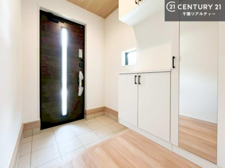 ���� �V���[�Y�{�b�N�X�t���B���ւ��Еt�����|�������₷���ł��I
�X�b�L���������ւŌ˂��J�����u�ԁA�������̂���S�n������Ԃ��o�}���Ă���܂��B