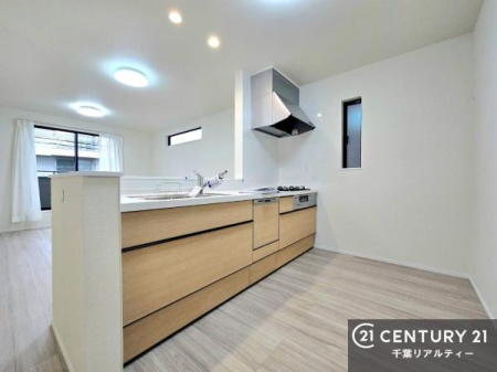�L�b�`�� ��Ƃ肠�钲���X�y�[�X�ō�Ƃ����₷�����K�ȃL�b�`���ł��I
���q�l�ƈꏏ�ɂ��َq������y���߂�L�X�X�y�[�X�ł��B�y�����������ԂɂȂ肻���ł��ˁI