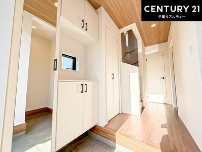 ���� �V���[�Y�{�b�N�X�t���B���ւ��Еt�����|�������₷���ł��I
�X�b�L���������ւŌ˂��J�����u�ԁA�������̂���S�n������Ԃ��o�}���Ă���܂��B
