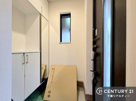 ���� ���ւ̃V���[�Y�{�b�N�X�́A���[�͗ǍD�ŌC���������萮���ł��邾���łȂ��A�㕔������I�Ƃ��Ċ��p�\�B���C�ɓ���̏�����O���[����u���΁A���q���}���邨�����ȋ�ԂɎd�オ��܂��I