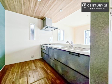�L�b�`�� ��Ƃ肠�钲���X�y�[�X�ō�Ƃ����₷�����K�ȃL�b�`���ł��I
���q�l�ƈꏏ�ɂ��َq������y���߂�L�X�X�y�[�X�ł��B�y�����������ԂɂȂ肻���ł��ˁI