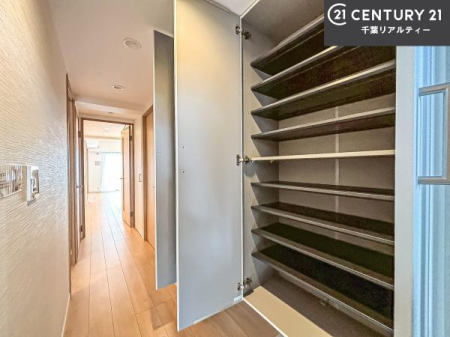 ���� �V���[�Y�{�b�N�X�t���Ȃ̂ŁA���ւ��Еt�����|�������₷���ł��I
�X�b�L���������ւŌ˂��J�����u�ԁA�������̂���S�n������Ԃ��o�}���Ă���܂��B