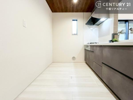 �L�b�`�� ��Ƃ肠�钲���X�y�[�X�ō�Ƃ����₷�����K�ȃL�b�`���ł��I
���q�l�ƈꏏ�ɂ��َq������y���߂�L�X�X�y�[�X�ł��B�y�����������ԂɂȂ肻���ł��ˁI
