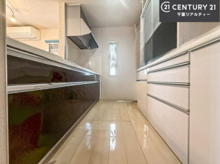 �L�b�`�� ��Ƃ肠�钲���X�y�[�X�ō�Ƃ����₷�����K�ȃL�b�`���ł��I
���q�l�ƈꏏ�ɂ��َq������y���߂�L�X�X�y�[�X�ł��B�y�����������ԂɂȂ肻���ł��ˁI