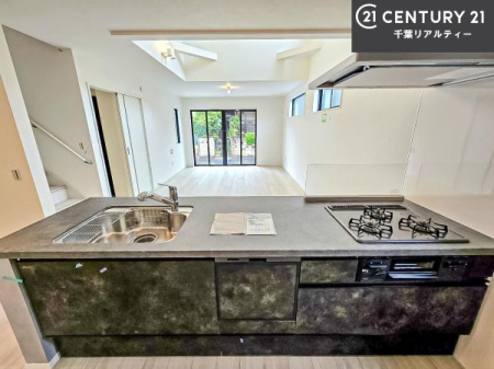 �L�b�`�� ���[�͂̍����V�X�e���L�b�`���ŁA��������H�����������Еt���A�L�X�Ƃ�����Ԃŉ��K�ɗ������y���߂܂��B