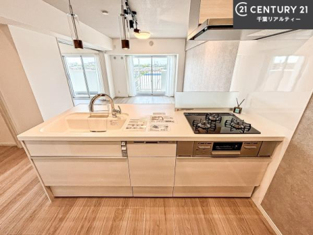 �L�b�`�� ��Ƃ肠�钲���X�y�[�X�ō�Ƃ����₷�����K�ȃL�b�`���ł��I
���q�l�ƈꏏ�ɂ��َq������y���߂�L�X�X�y�[�X�ł��B�y�����������ԂɂȂ肻���ł��ˁI