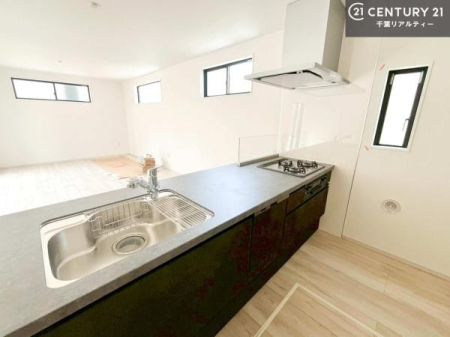 �L�b�`�� �y���n�̔���J�Ò��z��l�C�̑Ζʎ��V�X�e���L�b�`�����̗p���Ă��܂��I���Ƒ��̃R�~���j�P�[�V���������R�Ƒ�����݌v�ł��B
���q�l�ɂ��ڂ��͂��̂Ŋ������ł��ˁB���[�͂�����܂��I