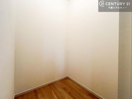 ���[ �z�[���ɂ͎��[��ݒu�B����ꂽ�X�y�[�X�Ȃ������g���ɂ��傤�Ǘǂ��T�C�Y���ł��B
������W�����A��������Ƃ�����炵���T�|�[�g���܂��B