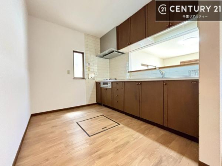 �L�b�`�� ��Ƃ肠�钲���X�y�[�X�ō�Ƃ����₷�����K�ȃL�b�`���ł��I
���q�l�ƈꏏ�ɂ��َq������y���߂�L�X�X�y�[�X�ł��B�y�����������ԂɂȂ肻���ł��ˁI