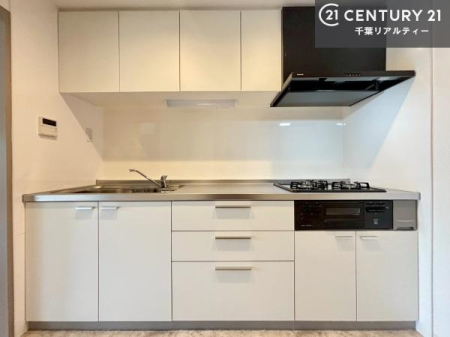 �L�b�`�� ���[�͂̍����V�X�e���L�b�`���ŁA��������H�����������Еt���A�L�X�Ƃ�����Ԃŉ��K�ɗ������y���߂܂��B
