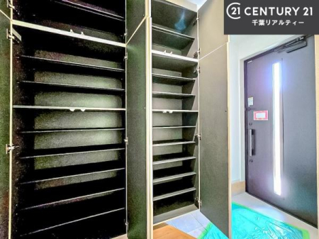 ���� �V���[�Y�{�b�N�X�t���B���ւ��Еt�����|�������₷���ł��I
�X�b�L���������ւŌ˂��J�����u�ԁA�������̂���S�n������Ԃ��o�}���Ă���܂��B