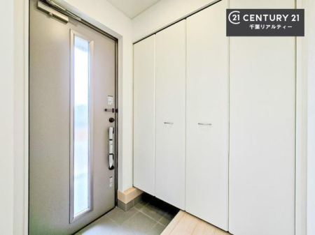 ���� �V���[�Y�{�b�N�X�t���B���ւ��Еt�����|�������₷���ł��I
�X�b�L���������ւŌ˂��J�����u�ԁA�������̂���S�n������Ԃ��o�}���Ă���܂��B