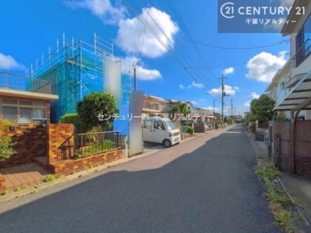 �O�ʓ��H�܂ތ��n�ʐ^ �쓌�����H�ɖʂ������邢���n�B
�z������Ɍb�܂�A�J�������ӂ��Z�����L����܂��B
