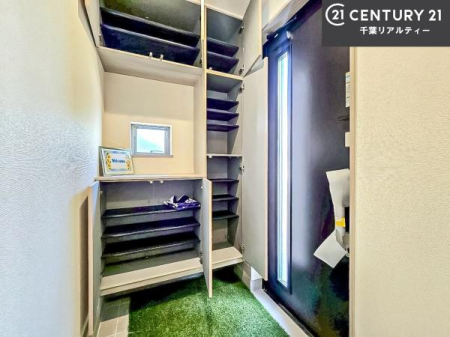 ���� �V���[�Y�{�b�N�X�t���B���ւ��Еt�����|�������₷���ł��I
�X�b�L���������ւŌ˂��J�����u�ԁA�������̂���S�n������Ԃ��o�}���Ă���܂��B