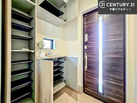 ���� �V���[�Y�{�b�N�X�t���B���ւ��Еt�����|�������₷���ł��I
�X�b�L���������ւŌ˂��J�����u�ԁA�������̂���S�n������Ԃ��o�}���Ă���܂��B