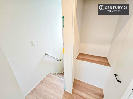 ���[ �K�i�オ���Ă����̃z�[���ɂ͎��[�X�y�[�X������܂��I�Ƒ����L�̕�����p�i�̎��[�ɕ֗��I