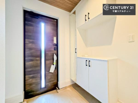���� �V���[�Y�{�b�N�X�t���Ȃ̂ŁA���ւ��Еt�����|�������₷���ł��I
�X�b�L���������ւŌ˂��J�����u�ԁA�������̂���S�n������Ԃ��o�}���Ă���܂��B