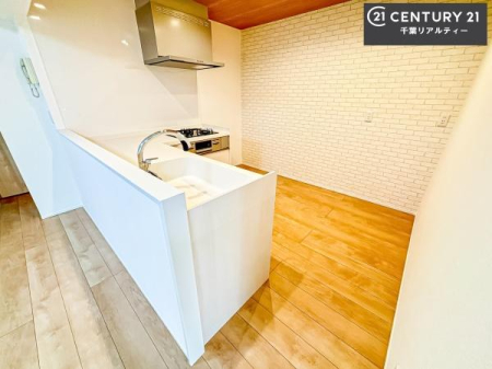 �L�b�`�� ��Ƃ肠�钲���X�y�[�X�ō�Ƃ����₷�����K�ȃL�b�`���ł��I
���q�l�ƈꏏ�ɂ��َq������y���߂�L�X�X�y�[�X�ł��B�y�����������ԂɂȂ肻���ł��ˁI