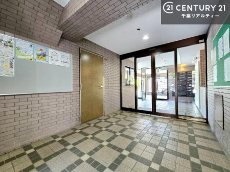 �G���g�����X ���S�̃I�[�g���b�N�t���}���V�����ŁA�h�Ɩʂɂ��z�����ꂽ�Z�܂��ł��B�Ĕz�B�̖��ʂ��Ȃ��ĕ֗��ȑ�z�{�b�N�X�������I