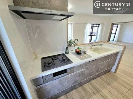 �L�b�`�� ���[�͂̍����V�X�e���L�b�`���ŁA��������H�����������Еt���A�L�X�Ƃ�����Ԃŉ��K�ɗ������y���߂܂��B