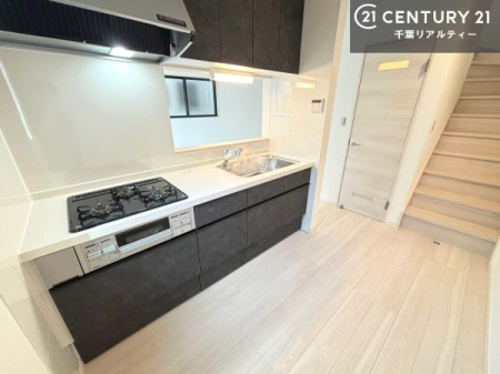 �L�b�`�� ��l�C�̑Ζʎ��V�X�e���L�b�`�����̗p���Ă��܂��I���Ƒ��̃R�~���j�P�[�V���������R�Ƒ�����݌v�ł��B
���q�l�ɂ��ڂ��͂��̂Ŋ������ł��ˁI�L�X�g���ĉ��K�ō�Ƃ��i�݂܂��B