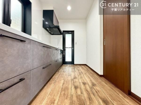 �L�b�`�� �L�b�`���ɂ͏������݂��Ă���A�O�ւ̏o���肪�X���[�Y�œ��X�̉Ǝ��������悭�T�|�[�g���܂��B