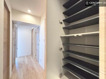 ���� �V���[�Y�{�b�N�X�t���Ȃ̂ŁA���ւ��Еt�����|�������₷���ł��I
�X�b�L���������ւŌ˂��J�����u�ԁA�������̂���S�n������Ԃ��o�}���Ă���܂��B