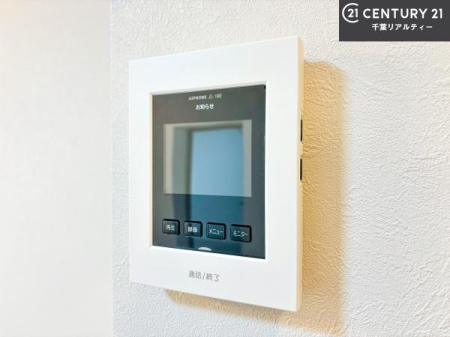 ���̑����� TV���j�^�[�t���C���^�[�z��������A�K��҂��f���Ŋm�F���Ă���Ή��ł��邽�߁A�h�Ɩʂ����S�ł��B���q�l�̂�����Ԏ��ɂ��S�����A���Ƒ��̈��S�E���S�ȕ�炵���T�|�[�g���܂��B