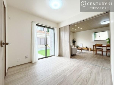 �m�� ���r���O�ɗאڂ����m���͉Ƒ��̃��C�t�X�^�C���ɍ��킹�ď_��Ɏg����֗��ȋ�ԁB
���q�p�̌��⃏�[�N�X�y�[�X�A�L�b�Y���[���Ƃ��Ă����􂵂܂��B
