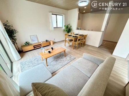 ���r���O ��؂ȉƑ����W�܂邩�炱��LDK�ɂ͂�����肽���B
�q�����������C�ɏ΂��Ȃ��瑖�����Ă���p�����������u�L���Ƃɂ��ėǂ������v�Ǝv���u�Ԃł��B