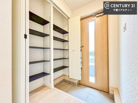 ���� �V���[�Y�{�b�N�X�t���B���ւ��Еt�����|�������₷���ł��I
�X�b�L���������ւŌ˂��J�����u�ԁA�������̂���S�n������Ԃ��o�}���Ă���܂��B